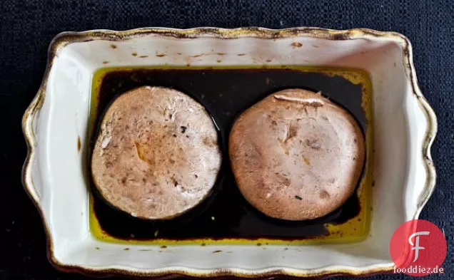 Gestapelte Portobello Gouda Burger mit geröstetem Knoblauch