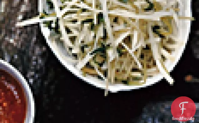 Kohlrabi-Splitter und Erbsensprossen mit Sesamdressing