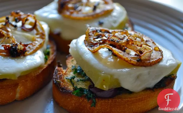 Frischer Mozzarella und geröstete Kohlrabi Crostini mit knusprigem Lemo