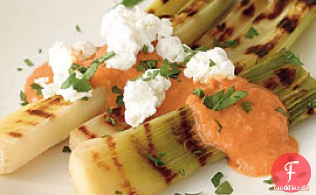 Gegrillter Lauch mit gerösteter Pfeffervinaigrette & Ziegenkäse
