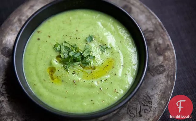 Pastinakensuppe mit Lauch und Petersilie