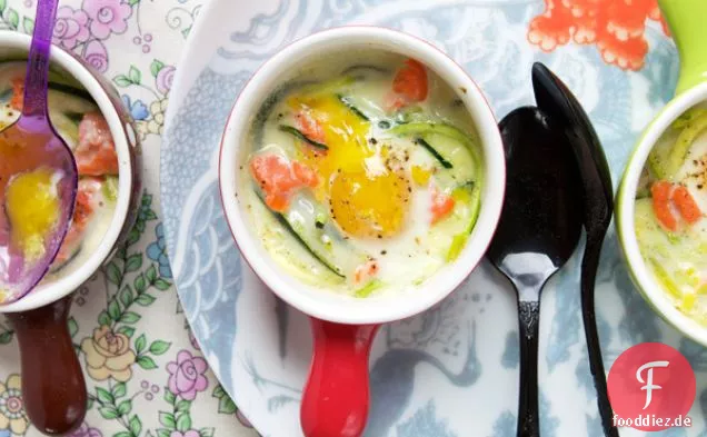 Wachteleier En Cocotte Mit Lauch, Julienned Zucchini und geräuchert