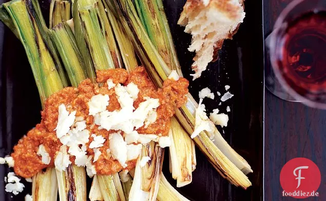 Lauch Romesco mit zerbröckelten Garrotxa-Käse
