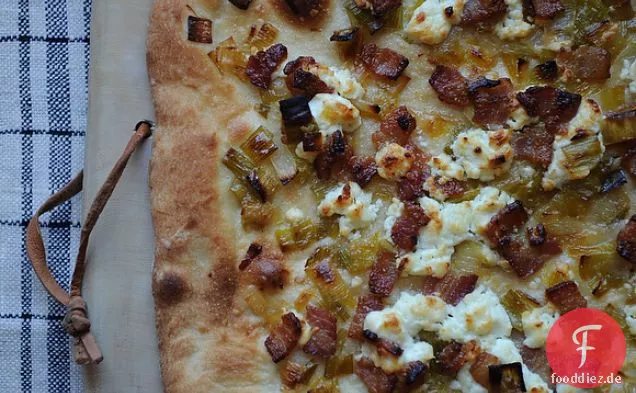 Pizza mit Lauch, Speck und Ziegenkäse