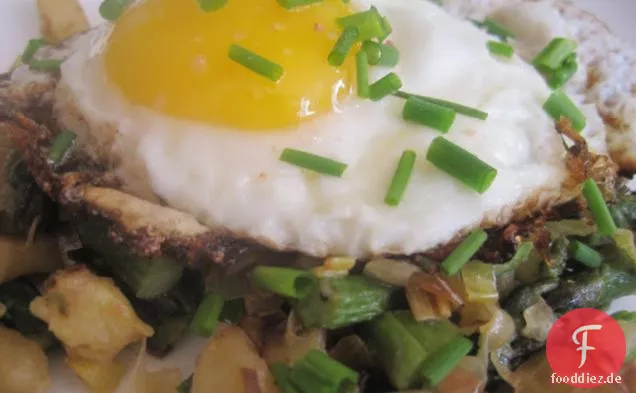 Spargel Kartoffel Lauch Hash (Es ist vegan, bis Sie ein Ei darauf legen)