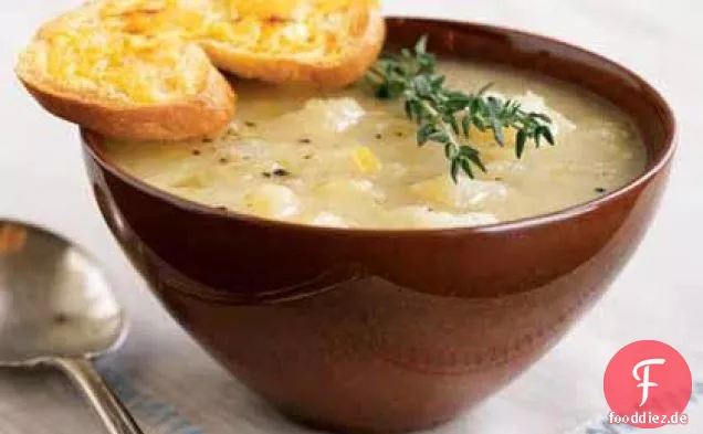 Goldene Kartoffel-Lauch-Suppe mit Cheddar-Toast