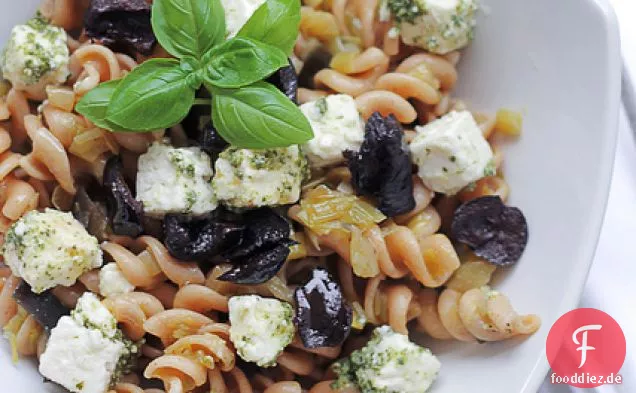 Feta, Pesto und Schwarze Oliven Pasta