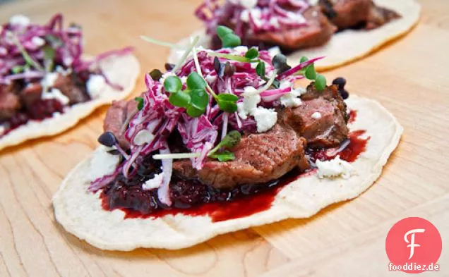 Duck Tacos mit Chipotle, Kirsch-Salsa und Zerbröckelter Ziegenkäse