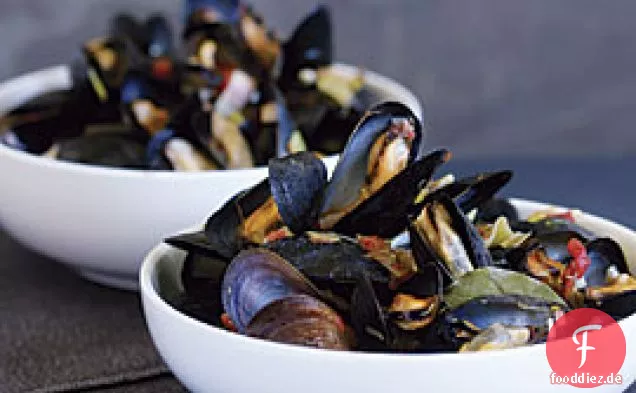 Muscheln gedämpft mit Lauch, Tomaten & Knoblauch