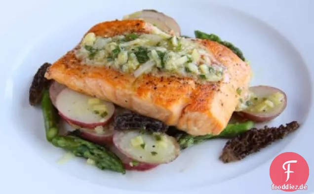 Arktischer Saibling mit Kartoffel-Morchel-Salat und Lauch-Vinaigrette