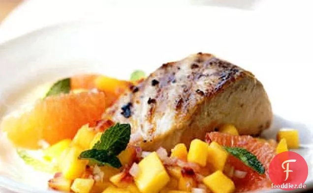 Gegrillte Mahimahi mit Pfirsich und rosa Grapefruit Relish