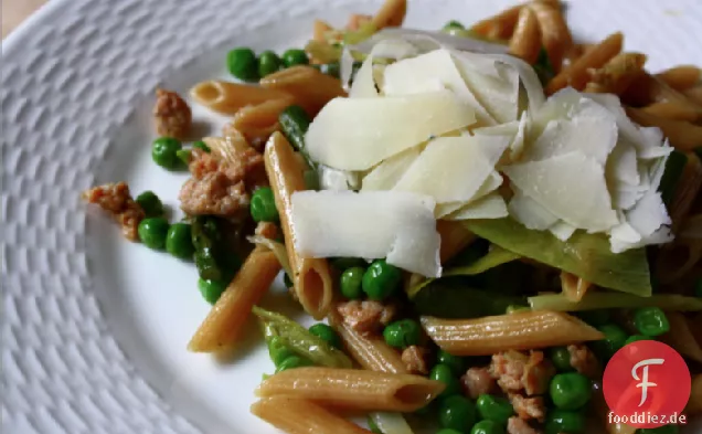 Frühlingsnudeln mit Lauch, grünen Erbsen, Spargel und Wurst
