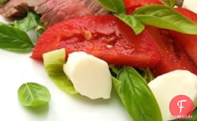 Caprese-Salat mit gegrilltem Flanksteak