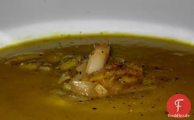Curry-Eichel-Kürbis-Suppe mit Kokosmilch und Ingwer-geschmort