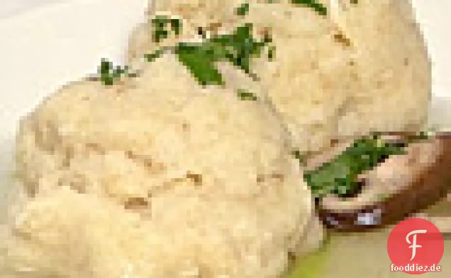 Zitronengras-Consommé mit Matzoh-Bällchen, Lauch und Shiitake-Pilzen