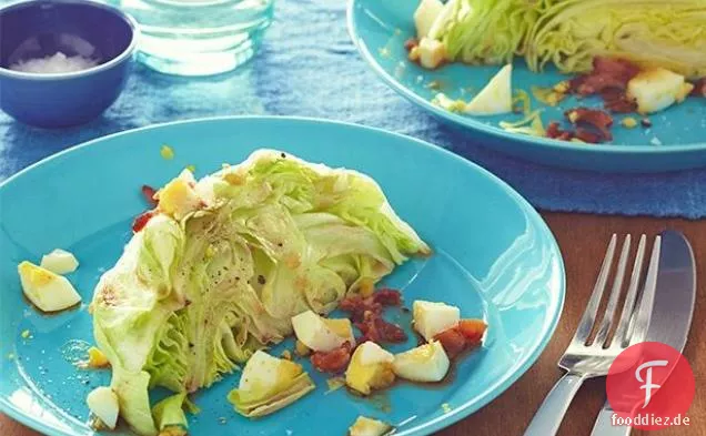 Eisbergsalat mit warmem Speckdressing