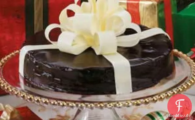 Als Geschenk verpackter Schokoladenkuchen