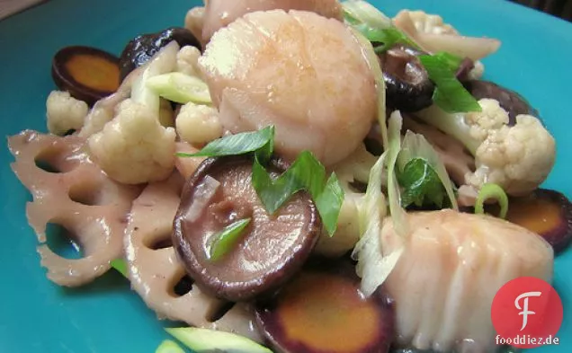 Sake gebratene Jakobsmuscheln mit Wurzelgemüse