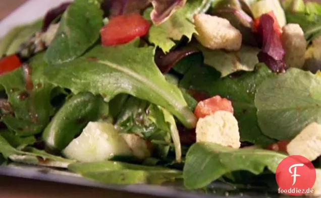 Gemischter grüner Salat mit Cranberry-Vinaigrette