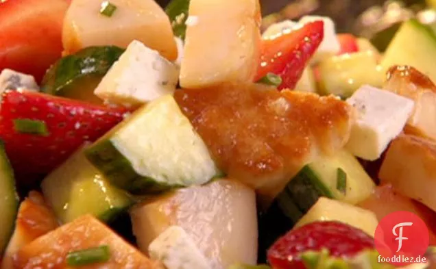 Jakobsmuschelsalat mit Erdbeeren, Gurken und Gorgonzola in Citrus-Dijon-Vinaigrette