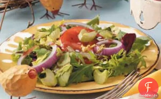 Salat mit roten Zwiebeln und Tomaten