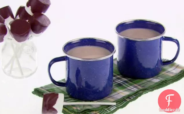 Weiße heiße Schokolade mit Marshmallow-Rührstäbchen