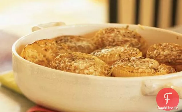 Pfeffrig gebackene Zwiebeln mit Salbei und Gruyère