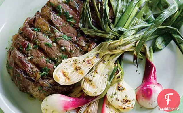 Gegrillte Frühlingszwiebeln und Rib-Eye