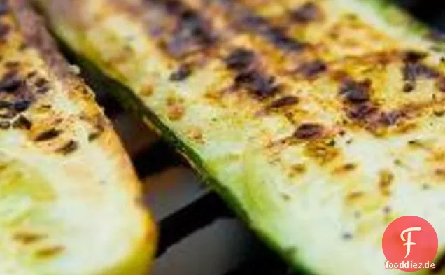 Gebratener Sommerkürbis und Zwiebeln