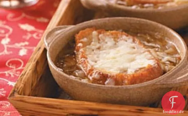 Französische Zwiebelsuppe mit vier Käsesorten