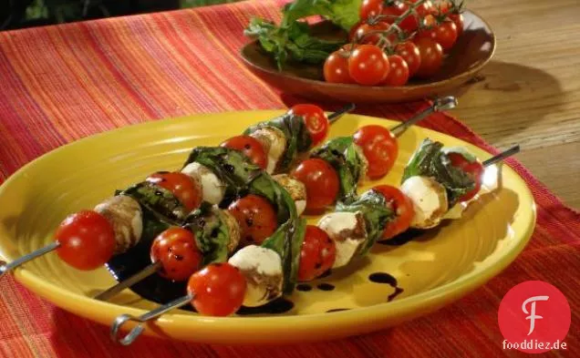 Insalata Caprese Kabobs mit Balsamico-Essig-Reduktion und Eros Pista Paste