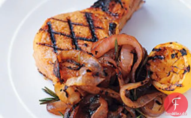 Gegrillte Schweinekoteletts und Zwiebeln