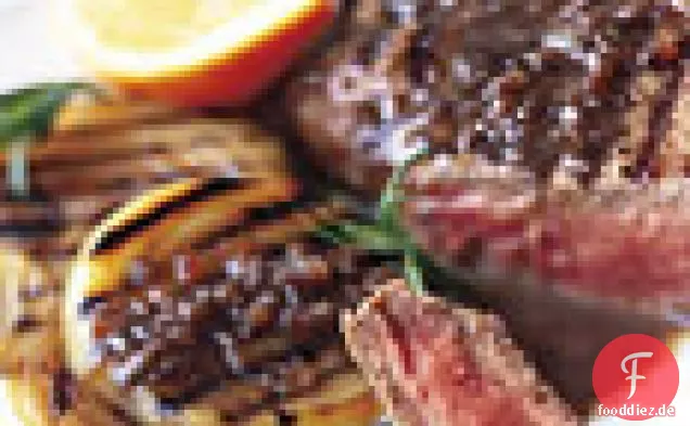 Gegrilltes Steak und Zwiebeln mit Rosmarin-Balsamico-Buttersauce