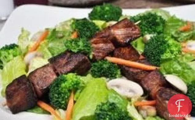 Steakspieß und Gemüsesalat