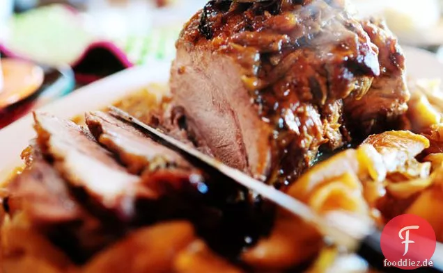 Schweinebraten mit Äpfeln und Zwiebeln