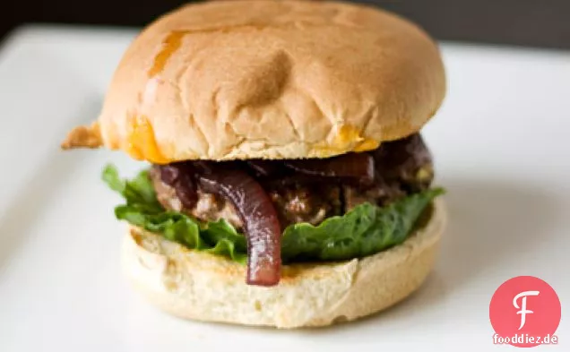 Bison Burger mit Cabernet Zwiebeln und Wisconsin Cheddar