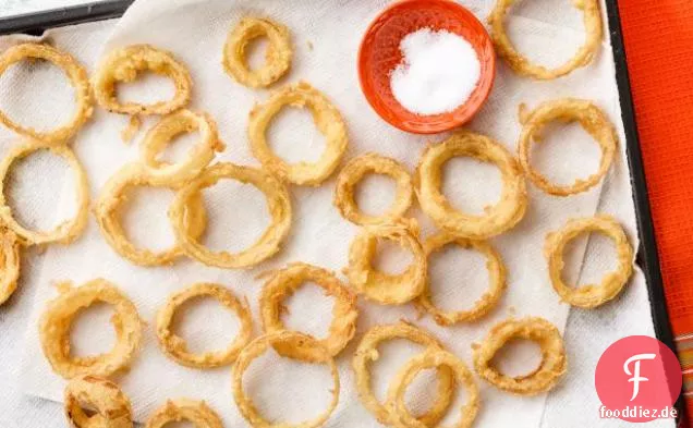 Mit Maismehl gebratene Zwiebelringe