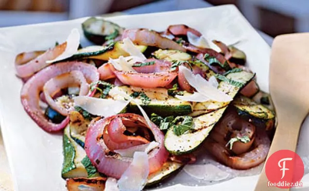 Italienische gegrillte Zucchini und rote Zwiebel