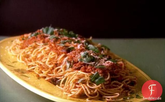 Spaghetti mit Oliven und Tomatensauce