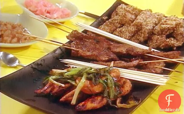 Grillparty im japanischen Stil: Hühnchen-Yakitori, Rindfleisch mit Ingwer und Soja, mit 5 Gewürzen und Sesam gebratenes Ahi
