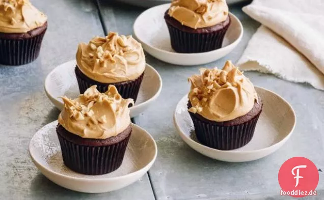 Schokoladen-Cupcakes und Erdnussbutterglasur