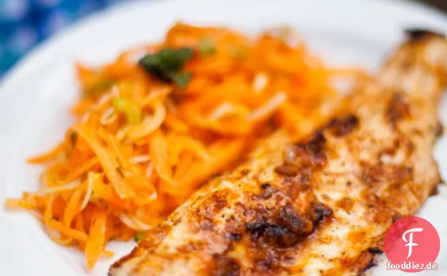 Harissa Fisch mit Karotten, Minze und Frühlingszwiebelsalat