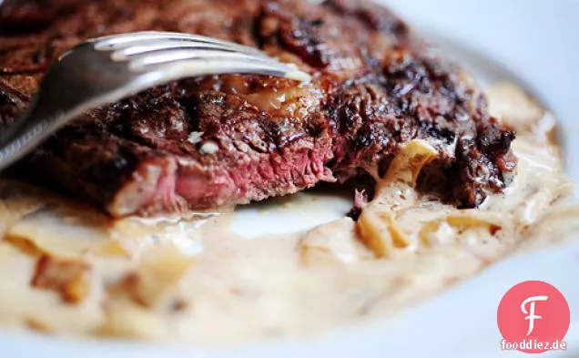 Gegrilltes Ribeye-Steak mit Zwiebel-Blauschimmelkäsesauce