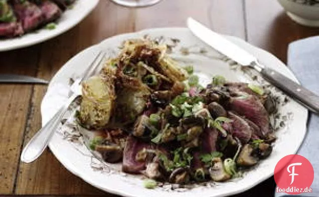 Geschnittenes Steak, Pilze und Frühlingszwiebeln mit warmer Dijon-Kartoffel