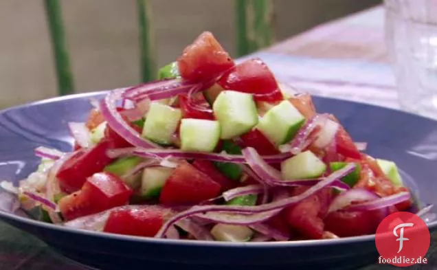 Salat aus Gurken, Tomaten und roten Zwiebeln