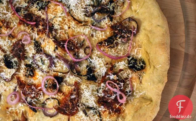 Focaccia mit Zwiebeln, sonnengetrockneten Tomaten und Pecorino