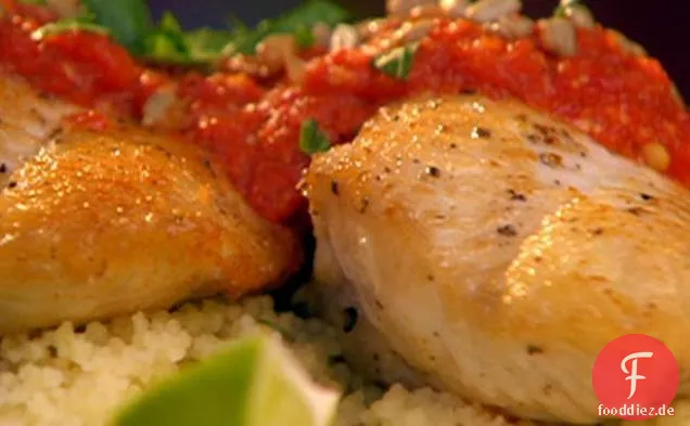 In der Pfanne gebratener Katzenfisch mit rot gerösteter Paprika-Limettensauce und gerösteten Sonnenblumenkernen