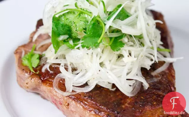Sous Vide Porterhouse mit gezähmtem Zwiebelsalat