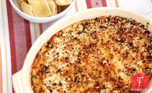 Karamellisierter Zwiebel-Spinat-Dip mit würziger Pankokruste