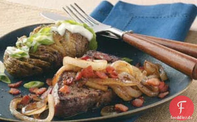 Steaks mit in Melasse glasierten Zwiebeln
